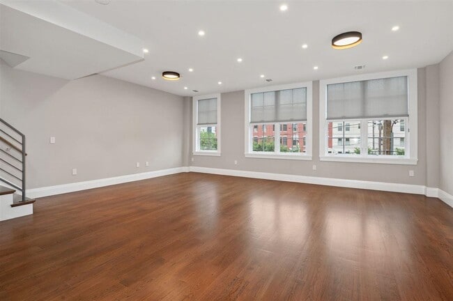 Building Photo - 16 Bright St