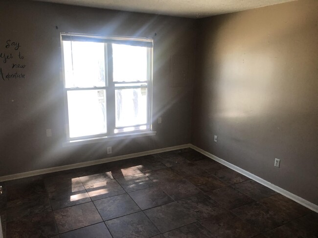 Building Photo - 201 Lynn Ln