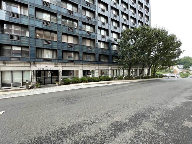 Building Photo - 300 Broad St
