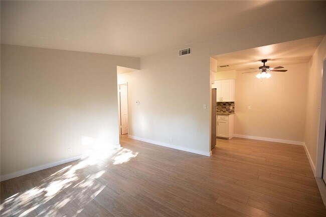 Building Photo - 102 E Lola Dr