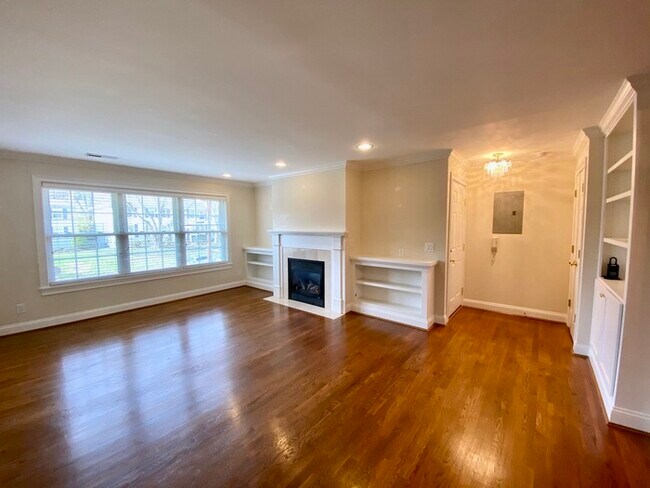Building Photo - Lovely 1 Bedroom Hyde Park Condo!