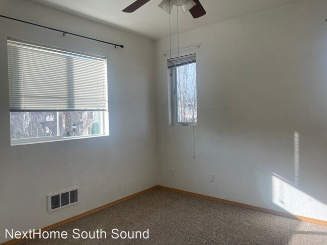 Building Photo - 2 br, 2 bath House - 2055 Garry Oaks Ave  #C