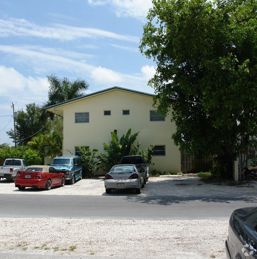 Building Photo - 1460 SW 24th Ct