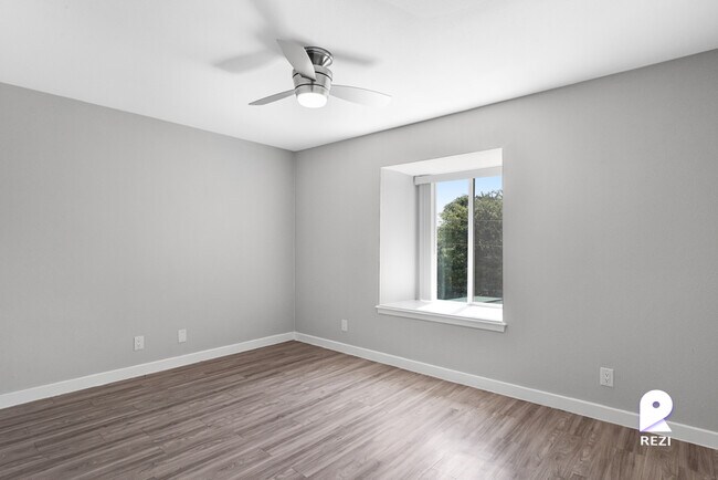 Building Photo - 5005 Manor Rd