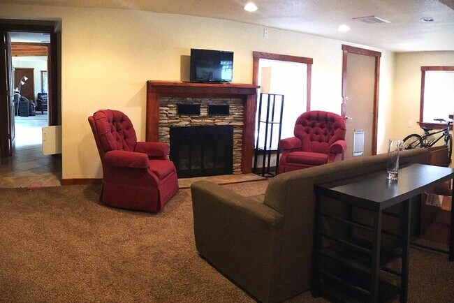 Foto del edificio - 5BD/3BA Home Near Pearl St, CU, Hiking, Park | $500 OFF First Months' Rent