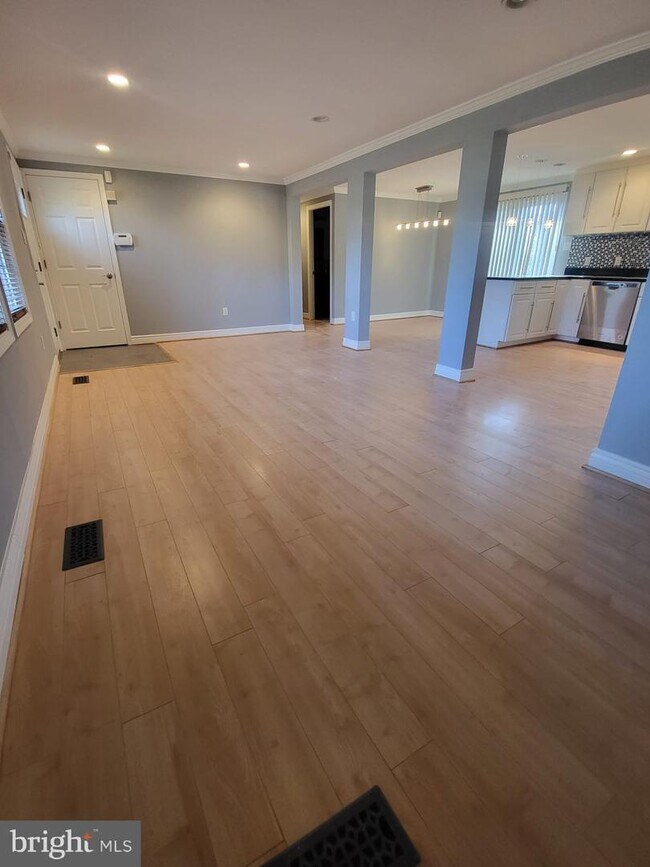 Building Photo - 224 Primrose Ln