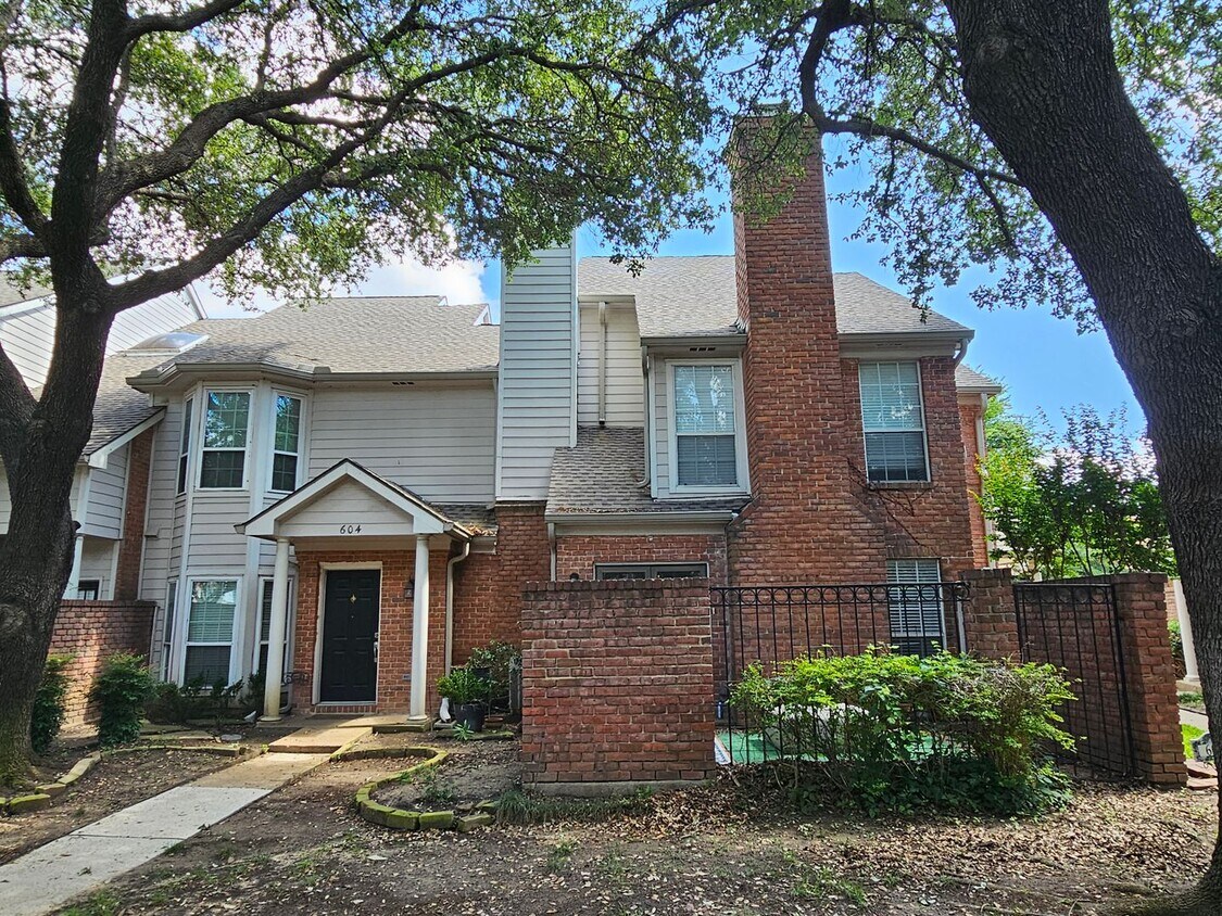 Foto principal - 2 story condo with garage