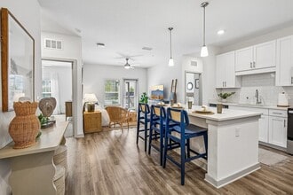 Building Photo - HoM at River Hills