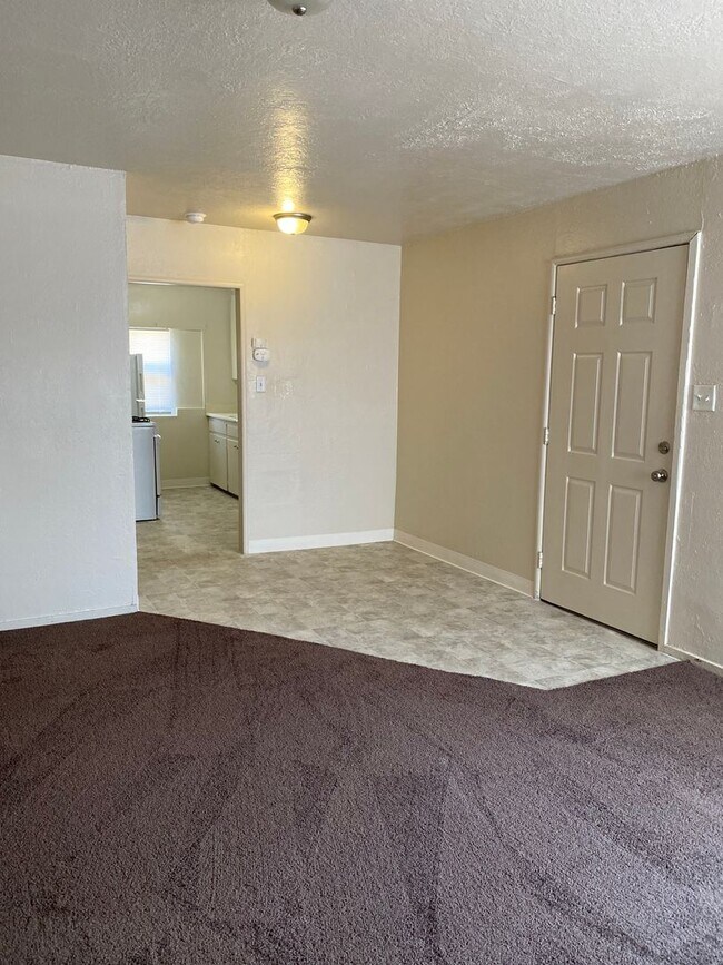 Building Photo - 1 bedroom 1 bath Duplex Located in Atwater!!