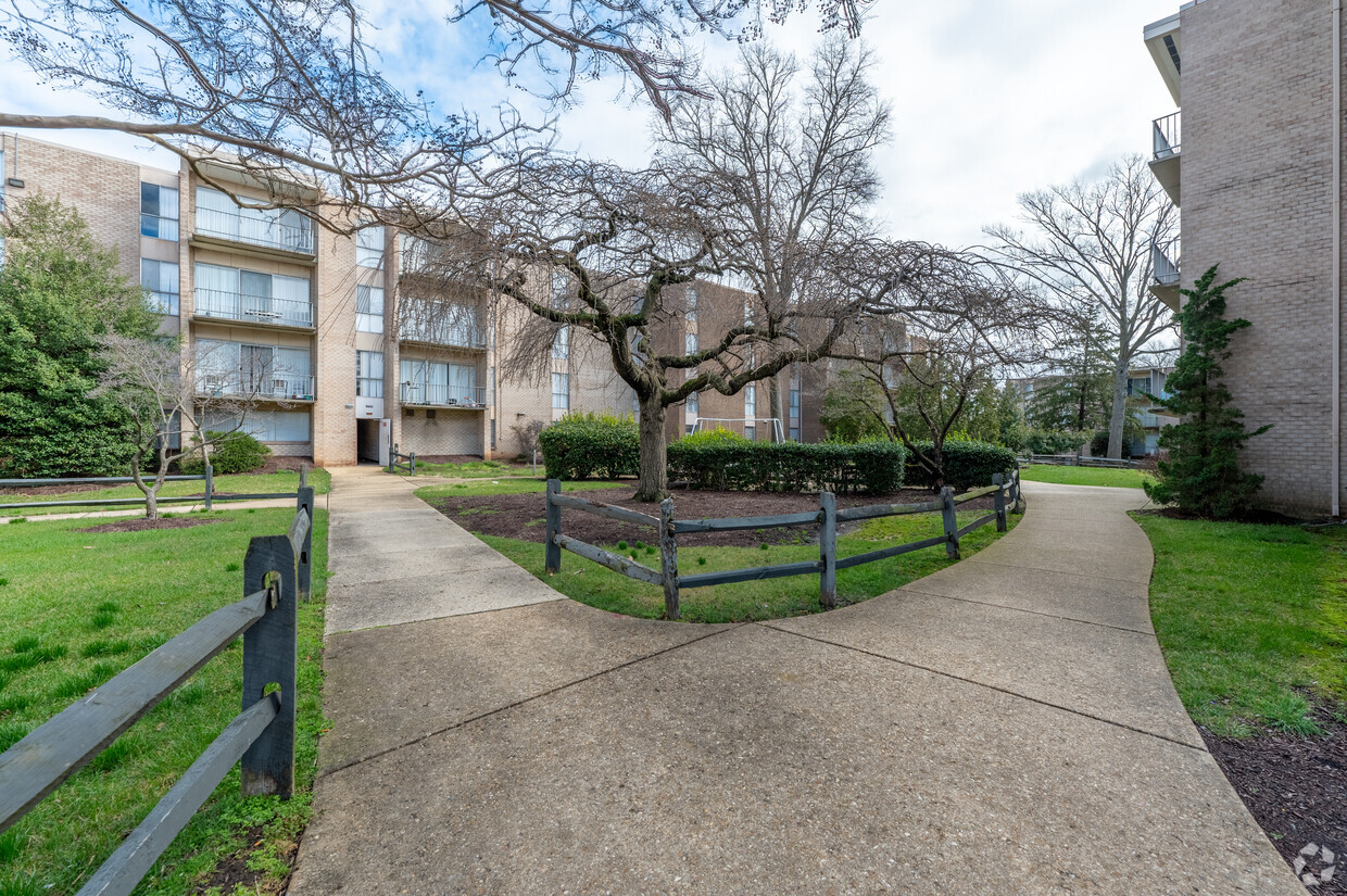 Primary Photo - Forest Lake Apartments