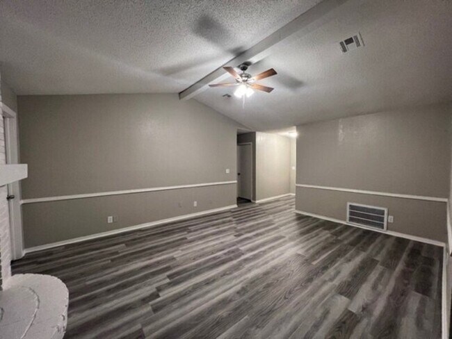 Building Photo - 1404 N Cypress Ave