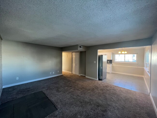 Building Photo - 3 Bedroom 2 Bathroom Condo Near Leetsdale ...