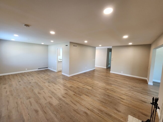 Building Photo - 16598 Bernardo Oaks Dr