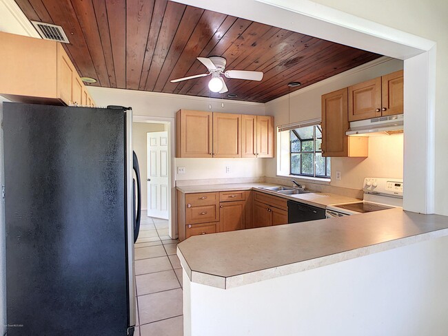 Building Photo - 319 Lucerne Dr