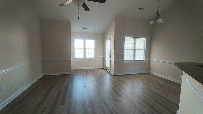 Foto del edificio - Freshly Painted 3 Bedroom Town Home