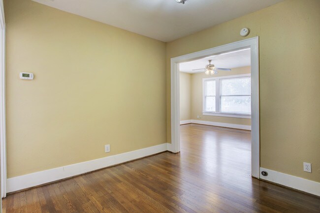 Building Photo - 1220 Waugh Dr