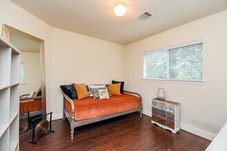 Building Photo - 10735 Cobblecreek Way