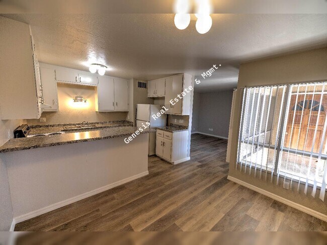 Building Photo - 3211 E Edison St