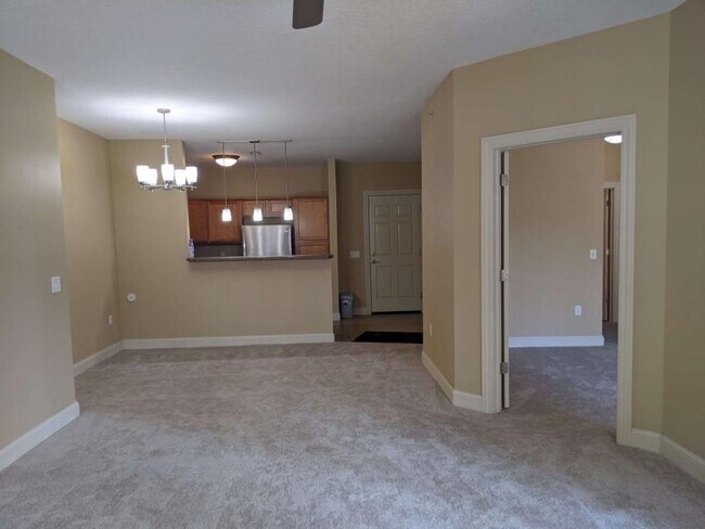 Foto del edificio - 3 Bedroom, 2 Bath Condo with Garage in Uni...