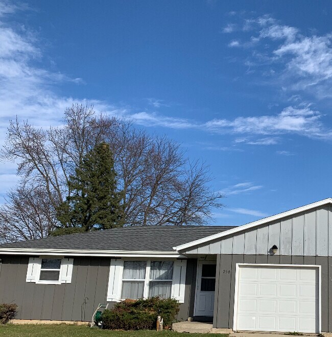 Building Photo - 250 Westridge Rd