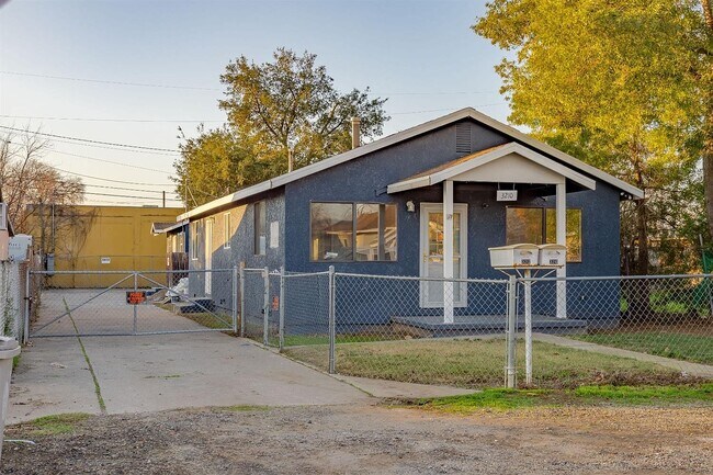 Foto del edificio - 3210 24th Ave