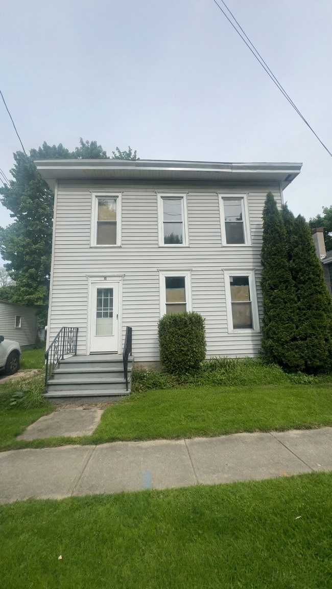 Building Photo - 4 Lake Ave