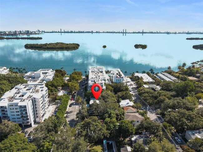 Foto del edificio - 710 NE 62nd St