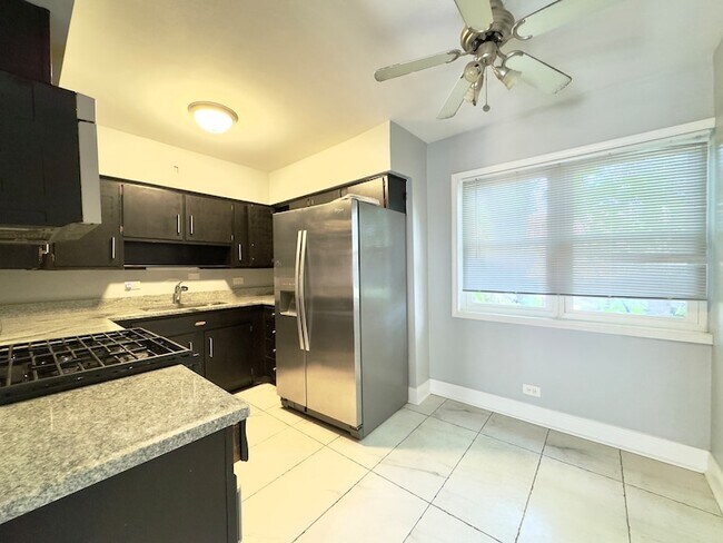 Foto del edificio - 6947 S Jeffery Blvd