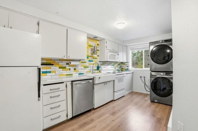 Foto del edificio - Remodeled-like new! Adorable 2 br 1 bath, great location! Water-sewer-garbage Incl
