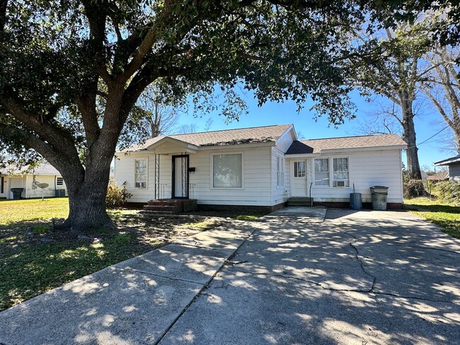 Building Photo - Spacious 3/2 available Near McNeese!