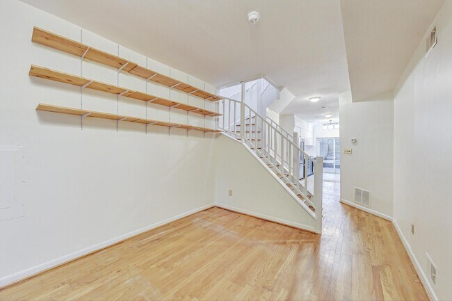 Building Photo - 1357 C St NE