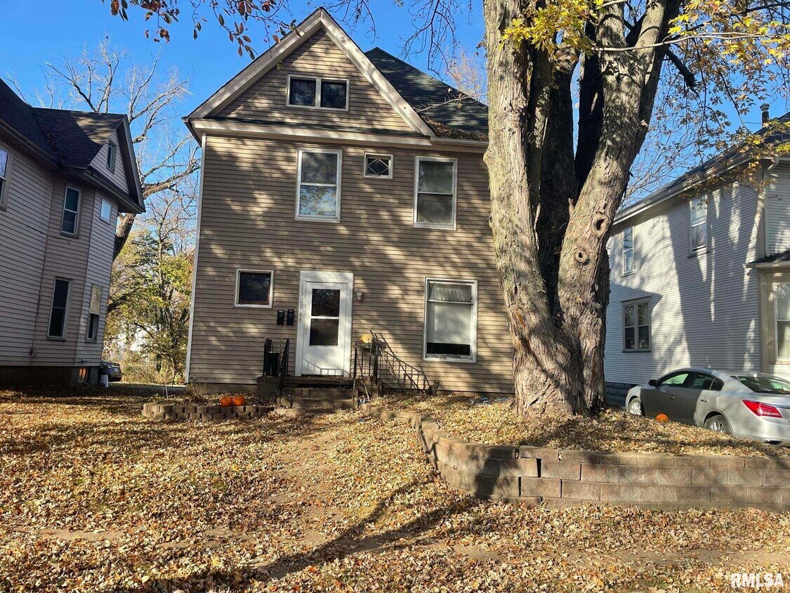 1120 Kirkwood Blvd, Davenport, IA 52803 Townhouse for Rent in