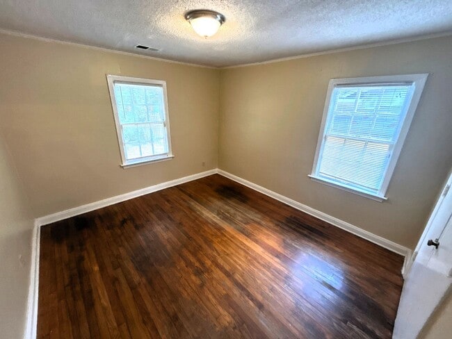Building Photo - 1037 W Walthal Cir