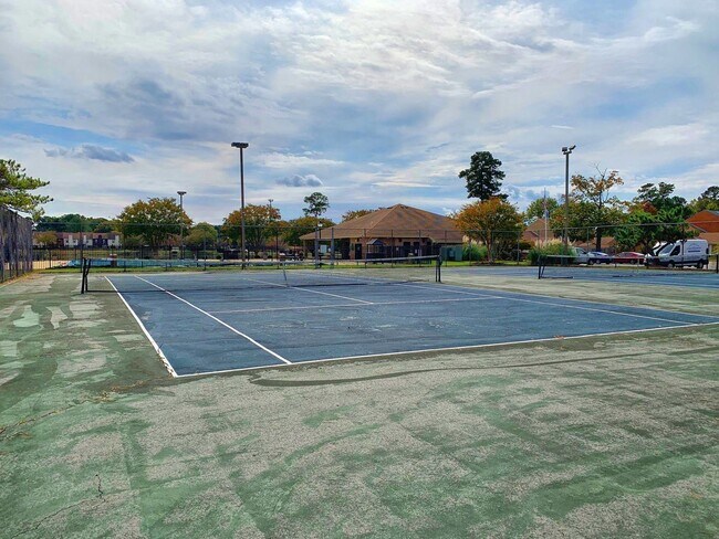 Foto del edificio - 3-Bedroom Townhome Ready NOW!! Completely Updated - Fenced Backyard - Exterior Storage!