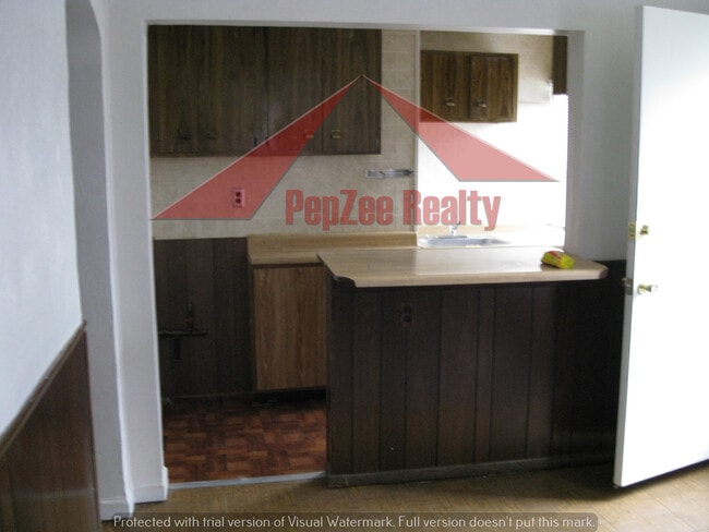 Kitchen - 717 Wilbur Ave