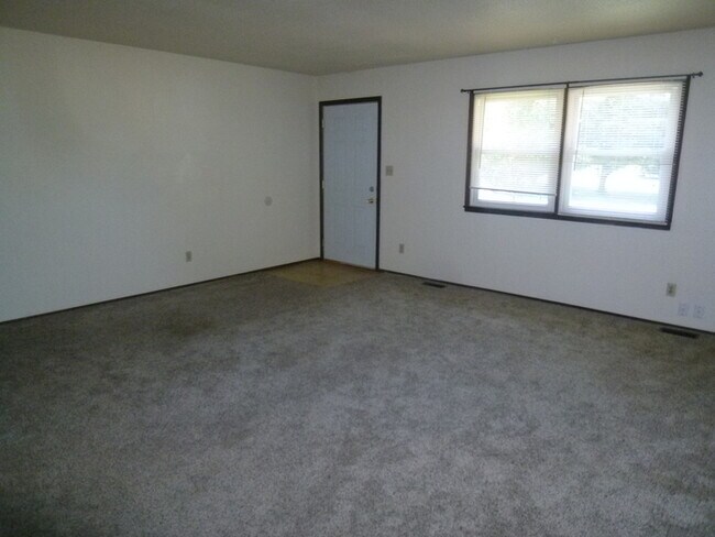 Foto del edificio - 2 Bedroom Duplex with Attached Garage