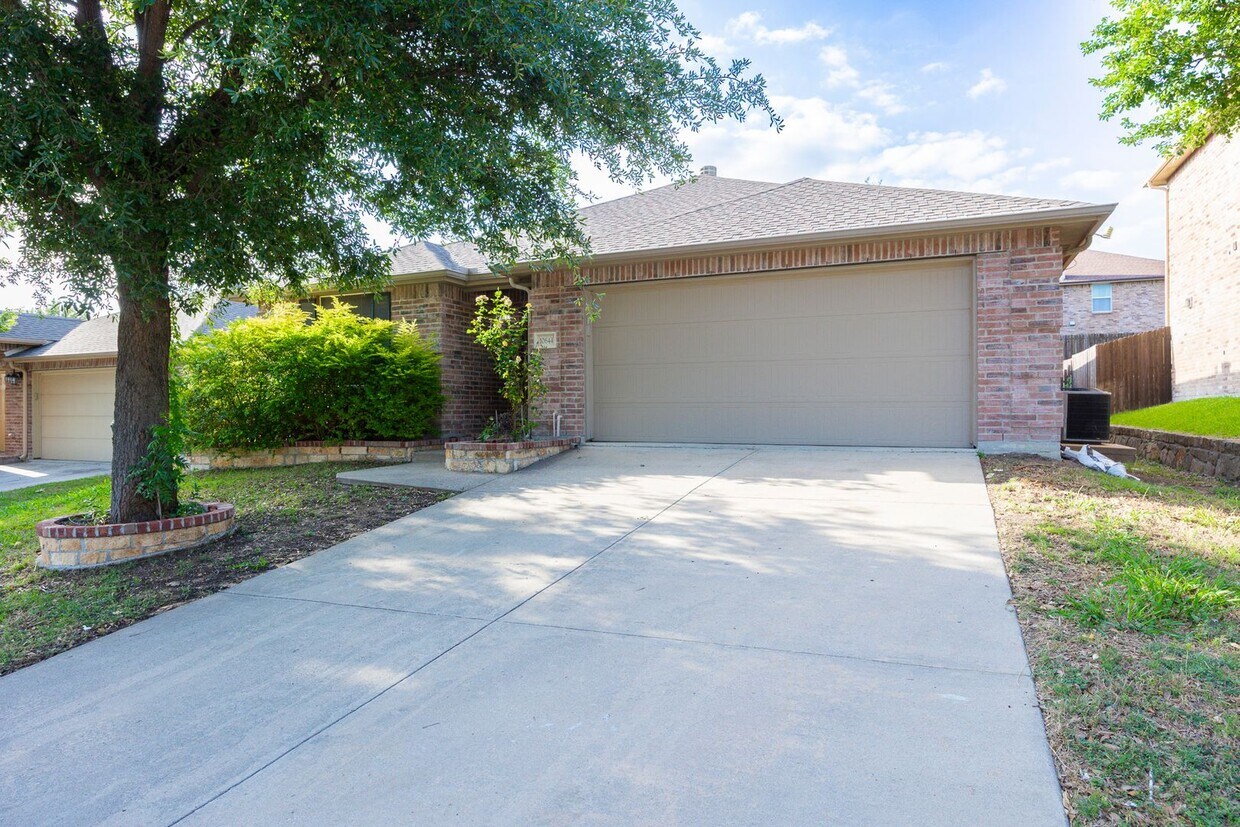 Foto principal - Great curb appeal from the mature shade tr...