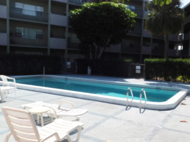 Foto del edificio - 537 S Sequoia Drive 413