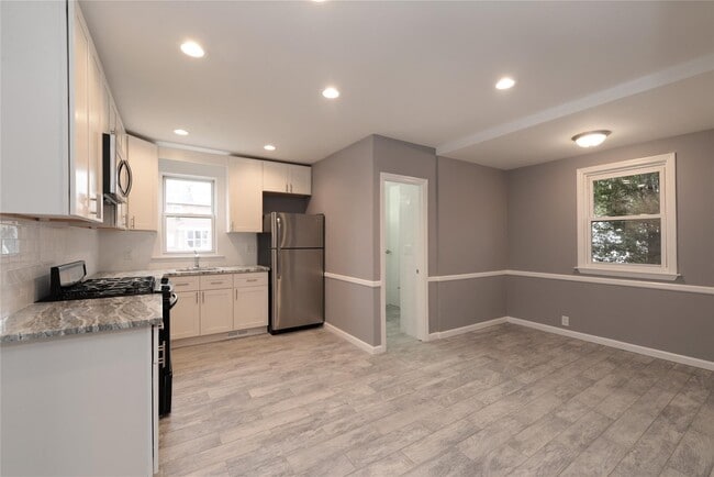 Building Photo - 549 Scranton Ave
