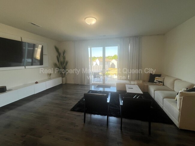 Foto del edificio - 3011 Pinehills Wy.
