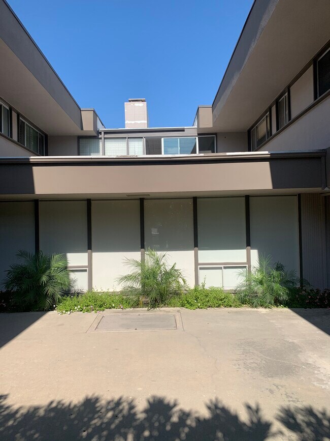 Recreation Room Below Unit - 2940 W Carson St