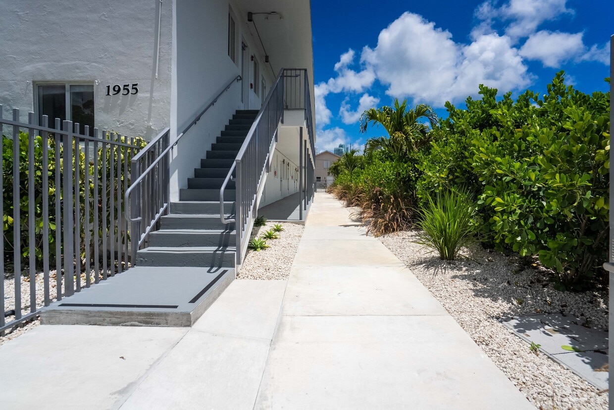 Foto principal - 1955 NW 2nd Ct