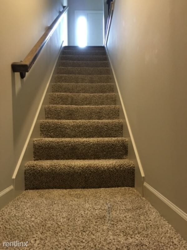 Building Photo - 2 br, 3.5 bath Townhome - 15853 Shawnee dr