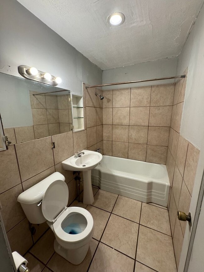 Building Photo - $995 - 3 bed 1 bath - Single Family Home w...