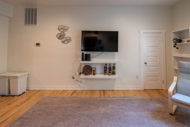 Building Photo - Enjoy the Downtown Coeur d Alene Lifestyle...