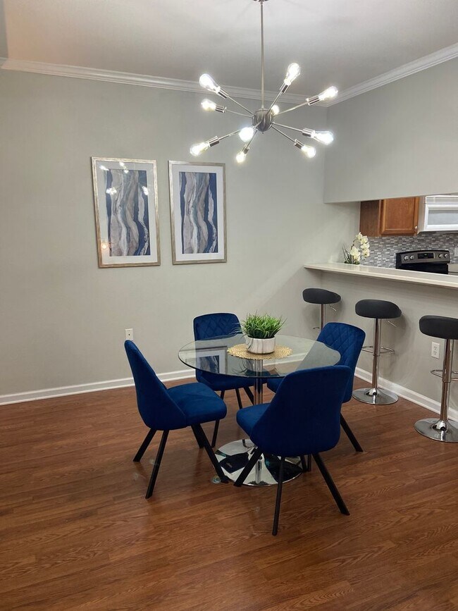Foto del edificio - Beautiful 3 bed 2.5 bath condo with gorgeous hard wood floors.