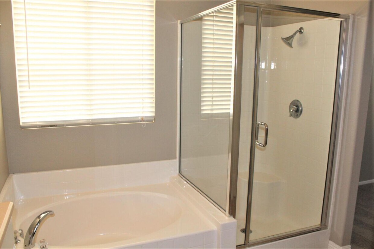 Foto principal - 4 Bedroom 2 Bath Home