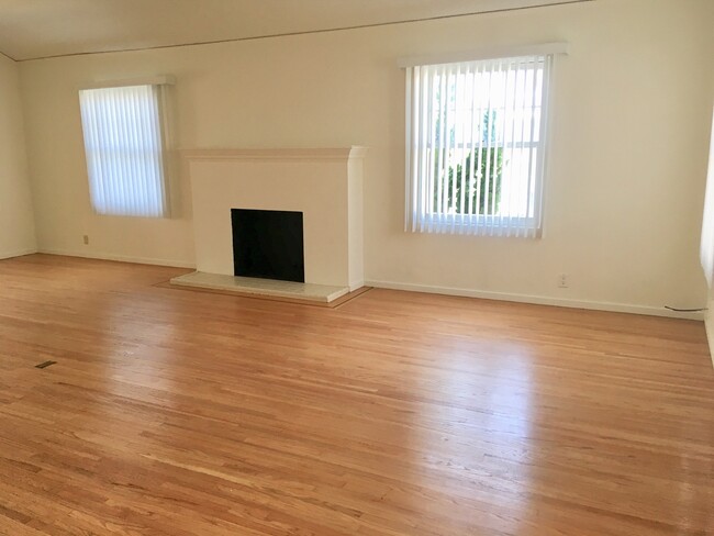 Building Photo - 204BE