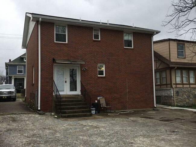 Building Photo - Edgehill - close to Downtown and Universities