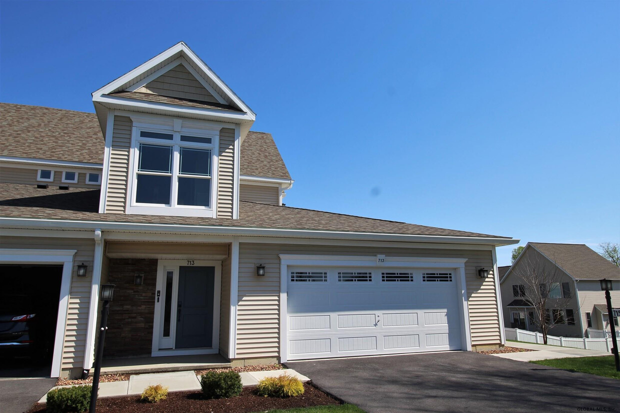Foto principal - 713 Lois Ln